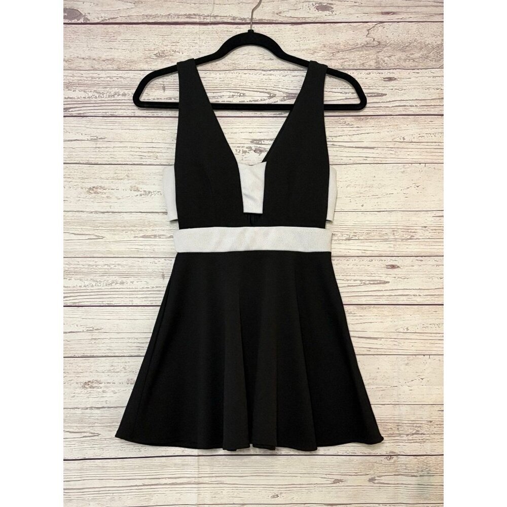 Focus Black/White Mini Dress w Padded Cutouts Small‎